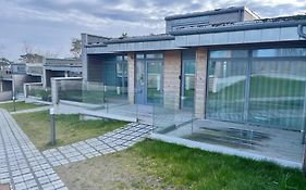 Nybygget hus i Svaneke tæt på klipper, skov og hav